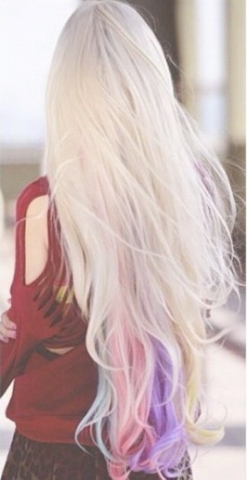 ciocche colorate su capelli biondi