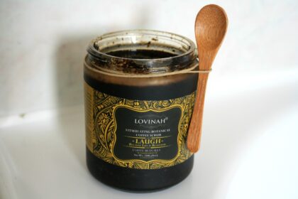 Stimulating Botanical Coffee Scrub + Bamboo Spoon di Lovinah Naturals