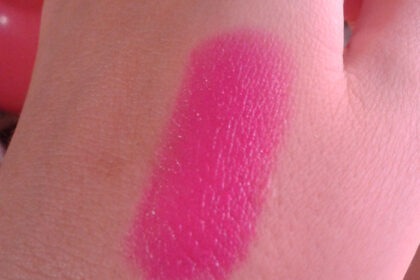 Swatch Rossetto fucsia di Avon