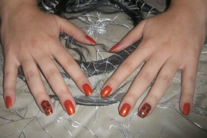 swatch Smalto China Glaze colore arancione con nail art Halloween