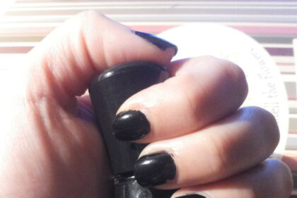 Smalto effetto gel nero Essence in Back to Black -Swatch e review