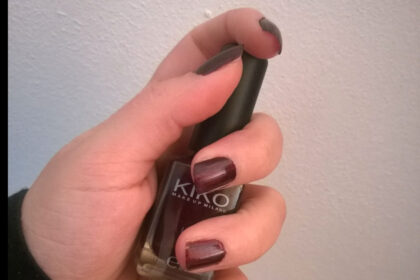 Swatch smalto Kiko rosso rubino tendente al viola