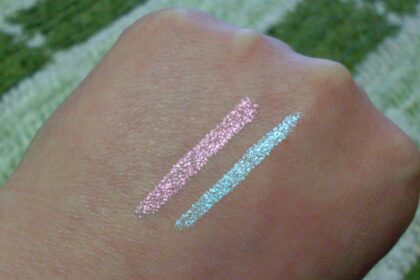 Swatch Crystal eyeliner di Essence