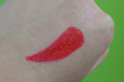 Swatch rossetto MakeUp Revolution tonalità rubino