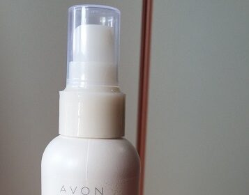 Spray rinfrescante per capelli Avon al Fiore di ciliegio