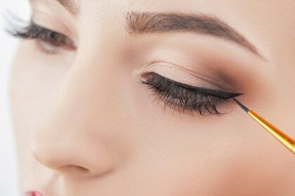 applicare eyeliner