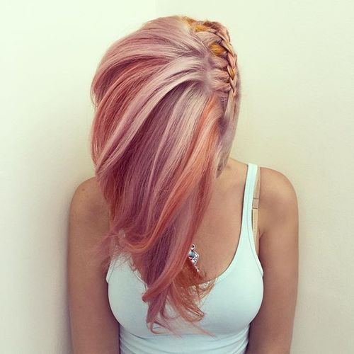 capelli biondi con ciocche rosa