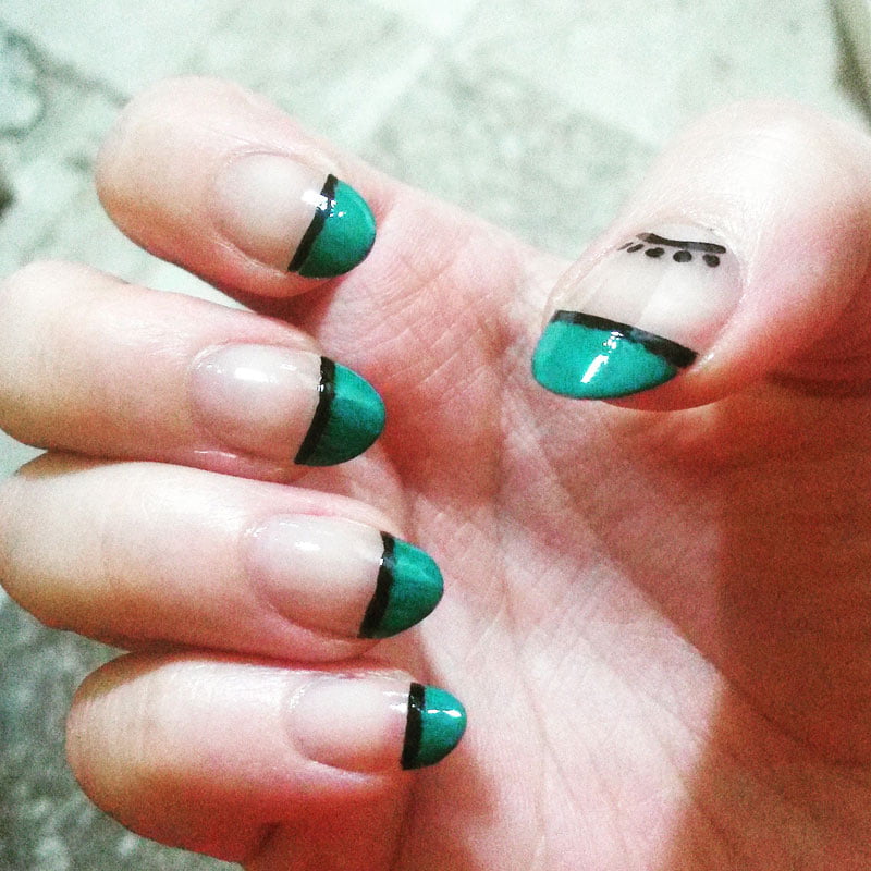 Nail art french con lunetta verde