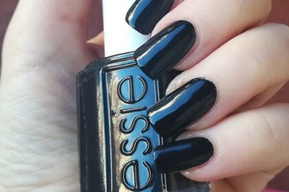 Swatch smalto Essie nero Licorice