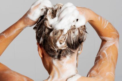 Come lavare i capelli per far durare più a lungo l'acconciatura