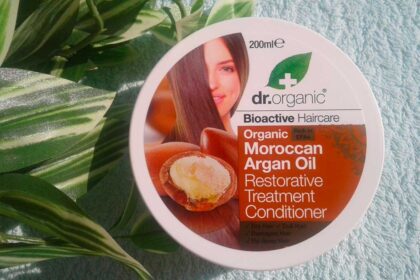 maschera ristrutturante per capelli all’olio di Argan di dr. Organic