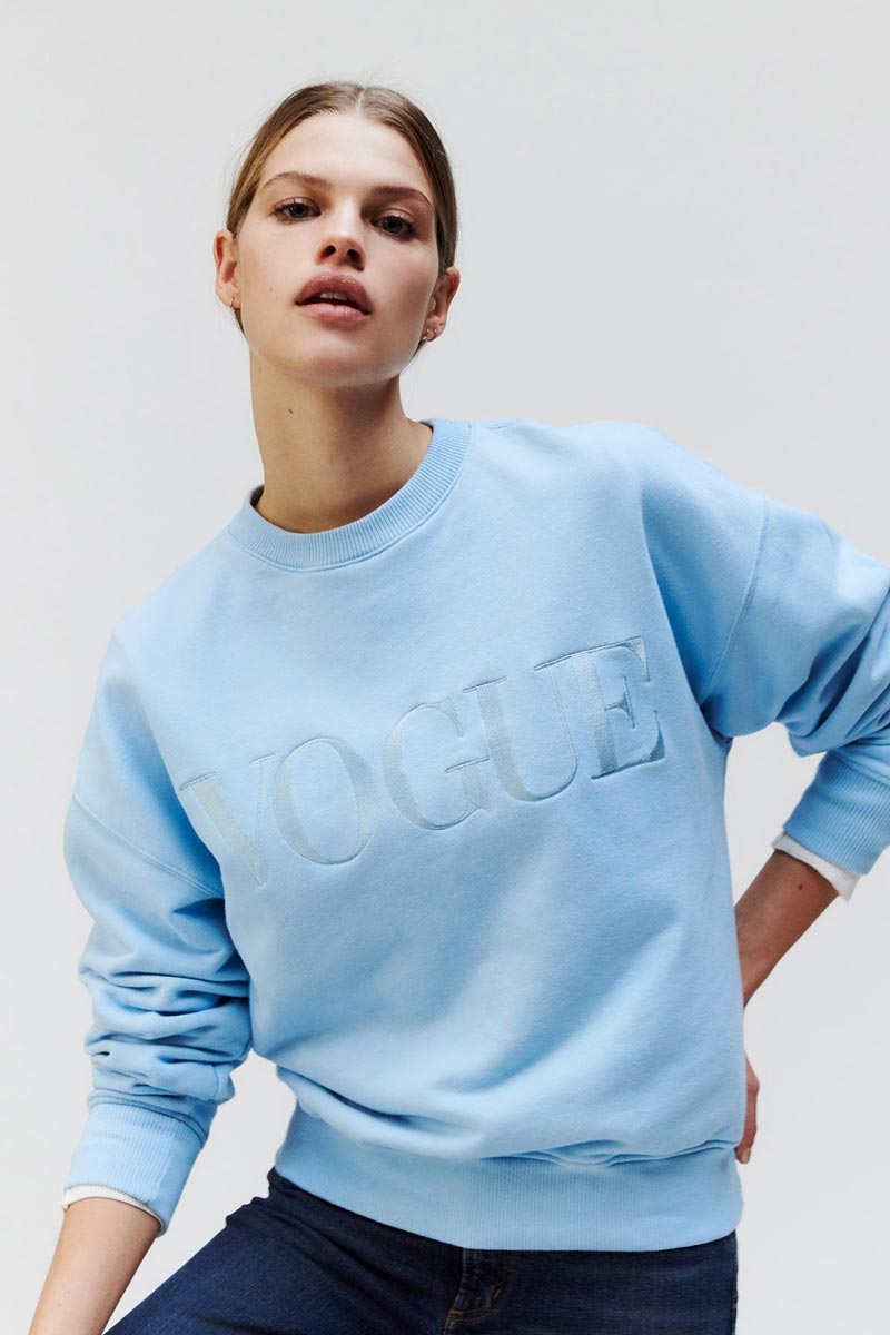 Felpa VOGUE oversize azzurra con logo ricamato