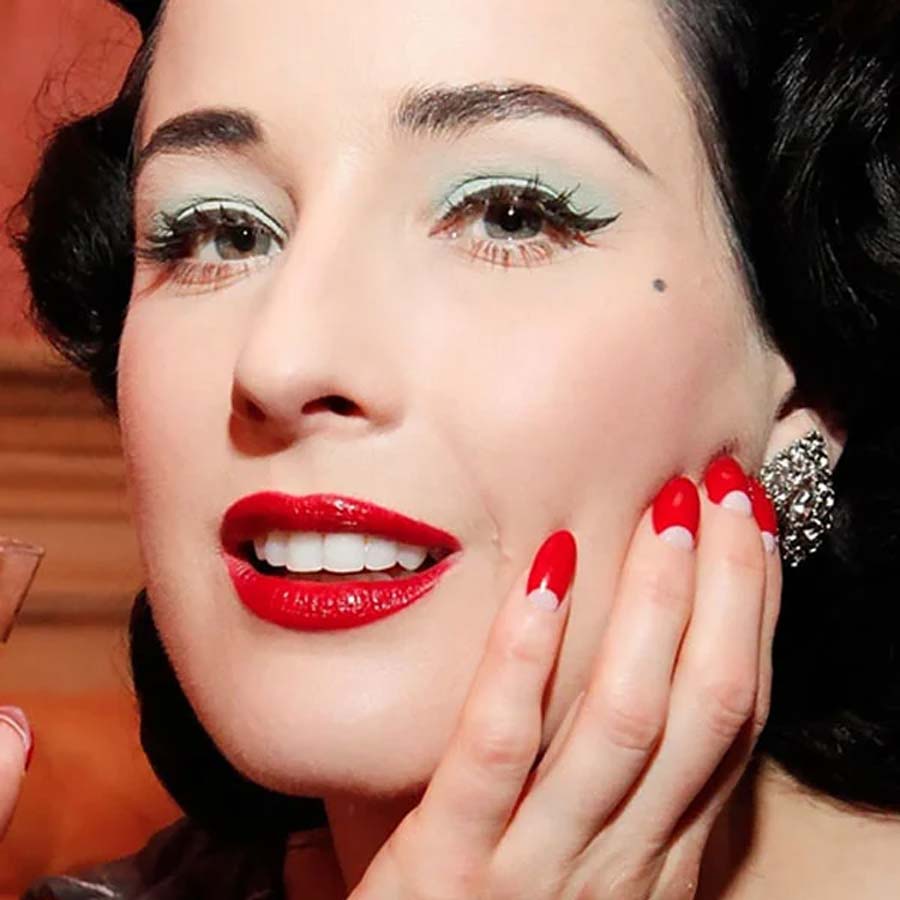 Unghie rosse in stile Dita Von Teese