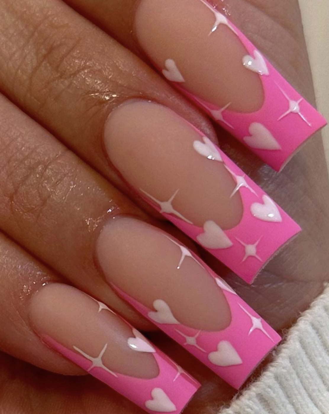 French manicure con cuori ideale per San Valentino