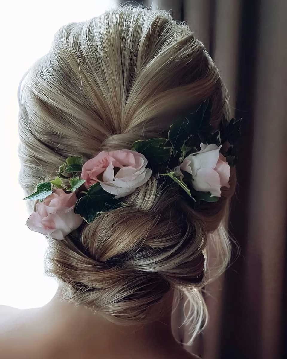 Acconciature con chignon e fiori