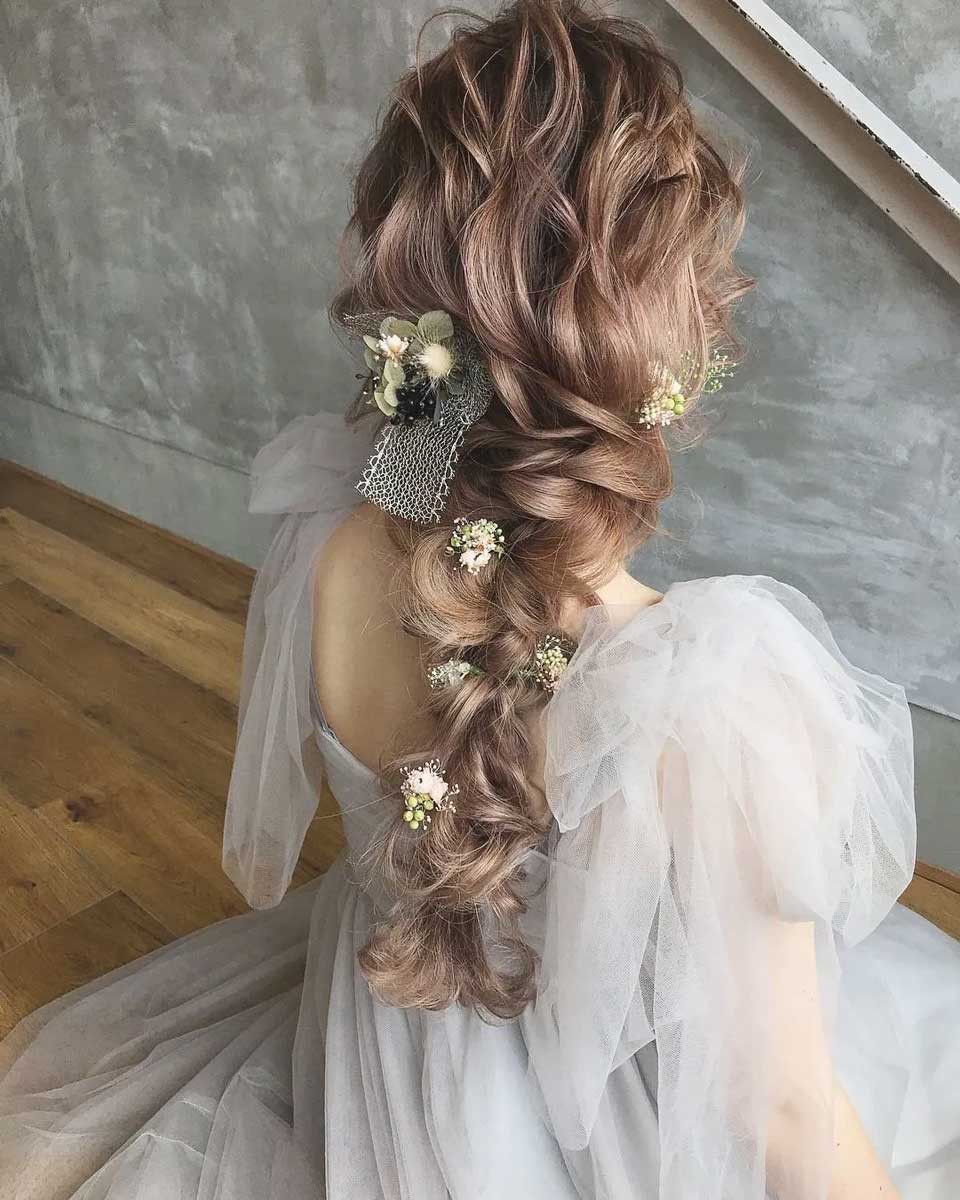 Acconciature da sposa con fiori per capelli lunghi