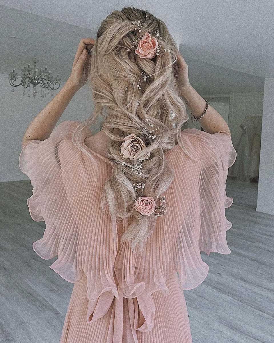 Capelli da sposa sciolti con fiori