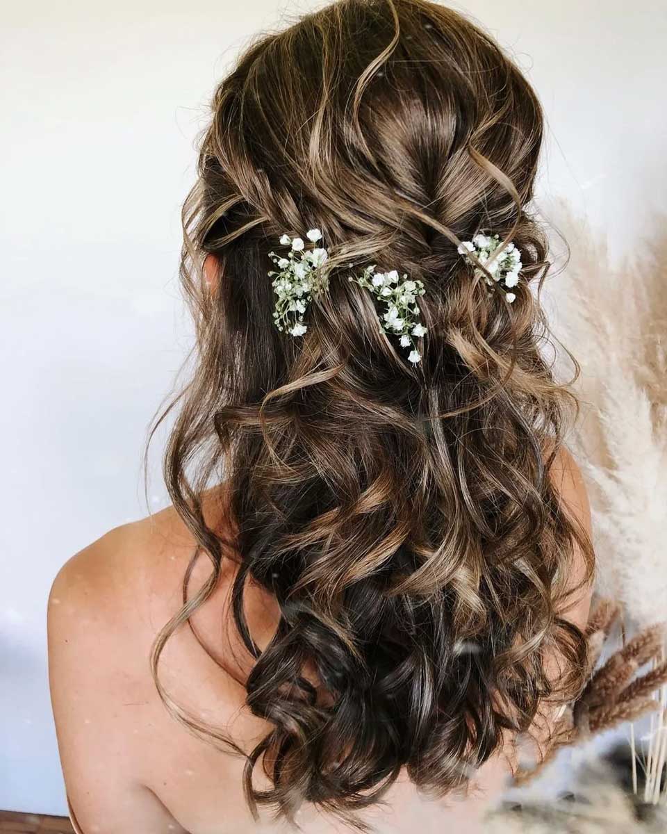 Capelli mezzi raccolti con fiori