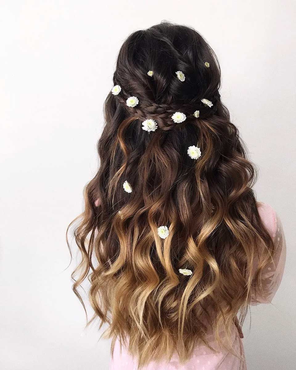 Capelli mezzi raccolti con fiori