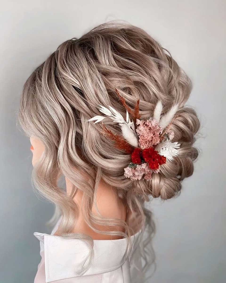 Fiori per acconciature da sposa per capelli corti