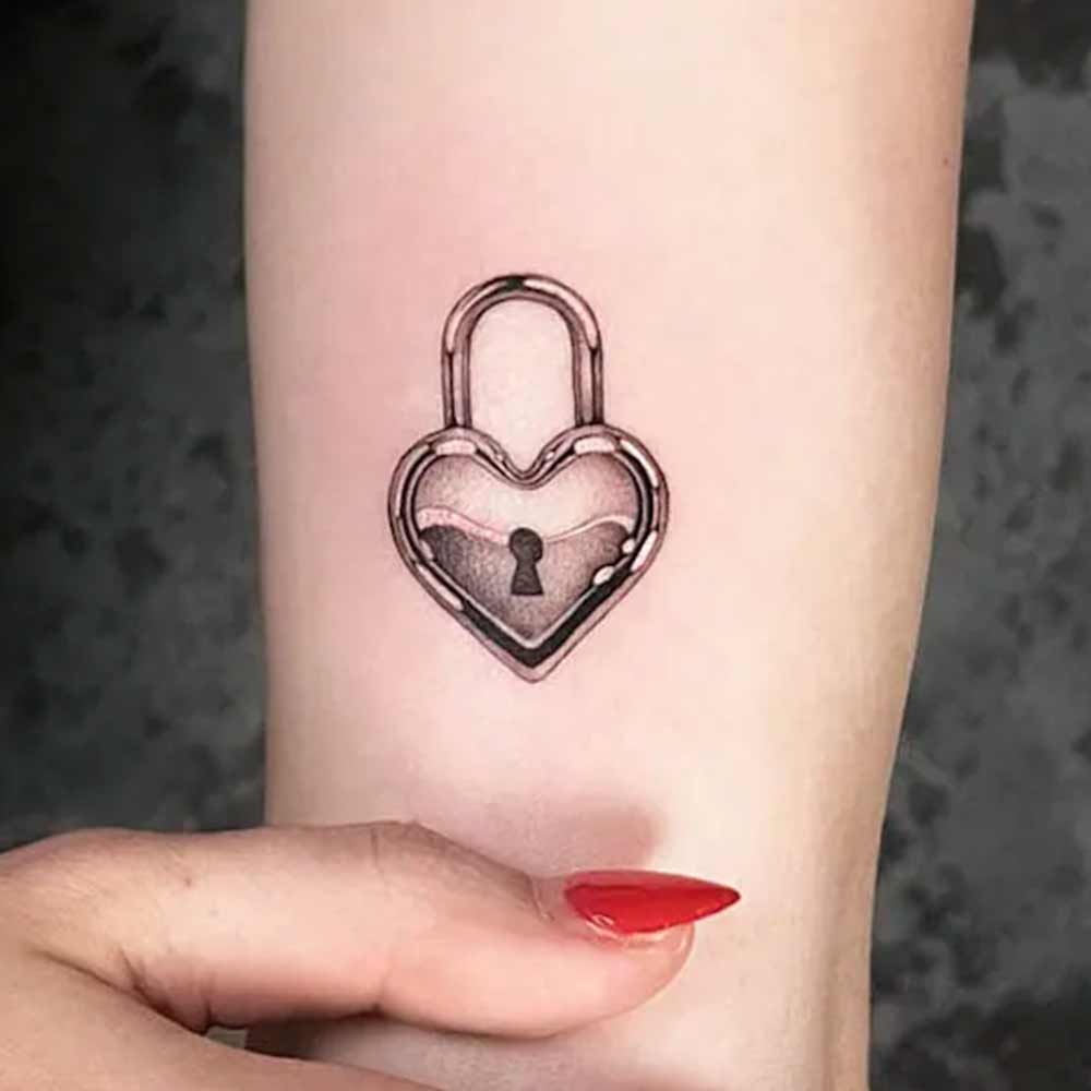 Tatuaggio cuore lucchetto