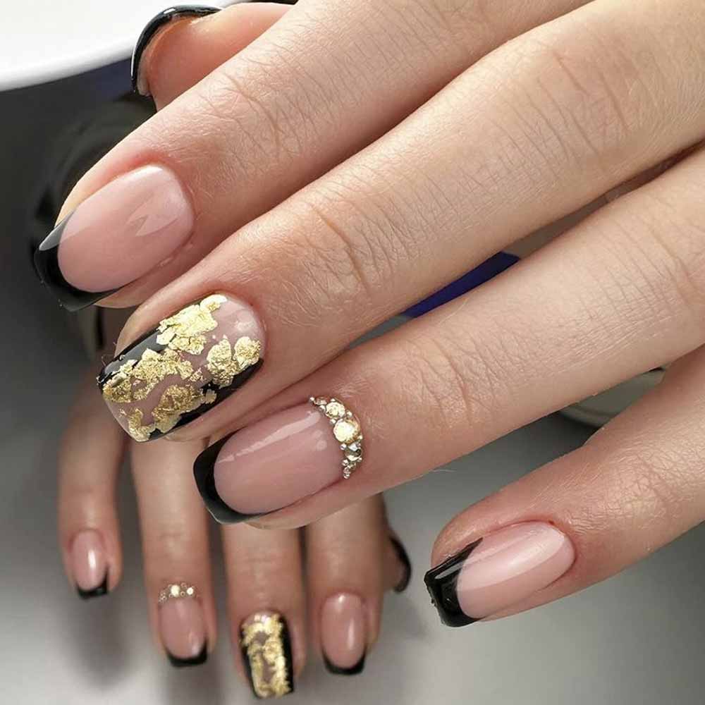 French manicure nera su base nude con foil e brillantini