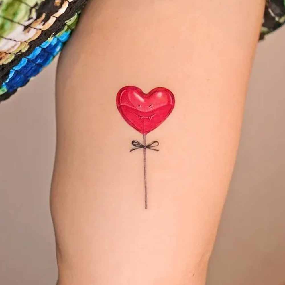 tatuaggio cuore caramella con stecchino