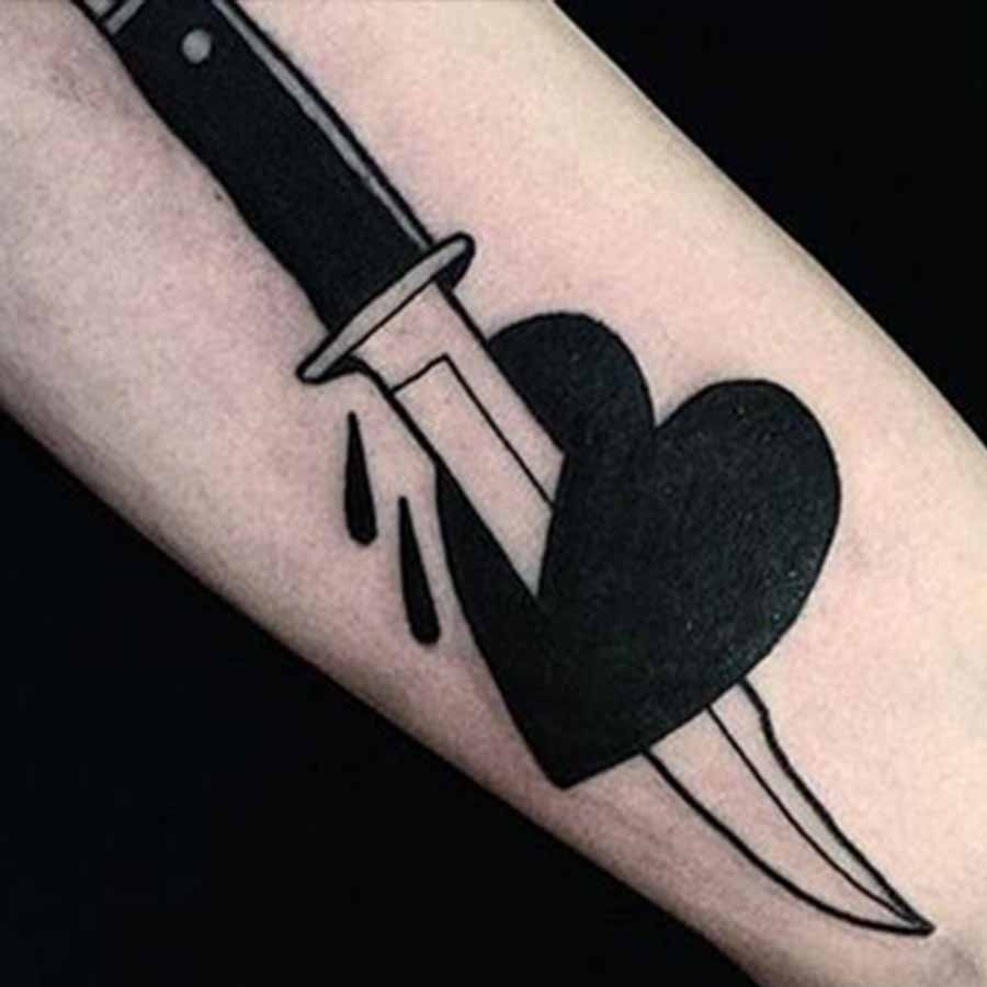 Tatuaggio cuore e pugnale bianco e nero