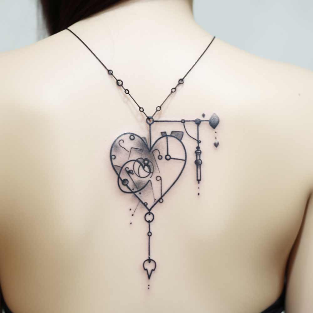 Tatuaggio cuore effetto collana contraria schiena