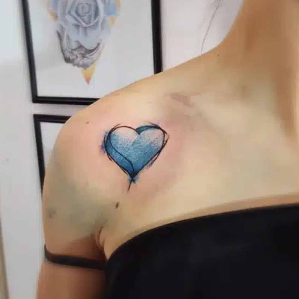 Tatuaggio cuore semplice azzurro sulla spalla