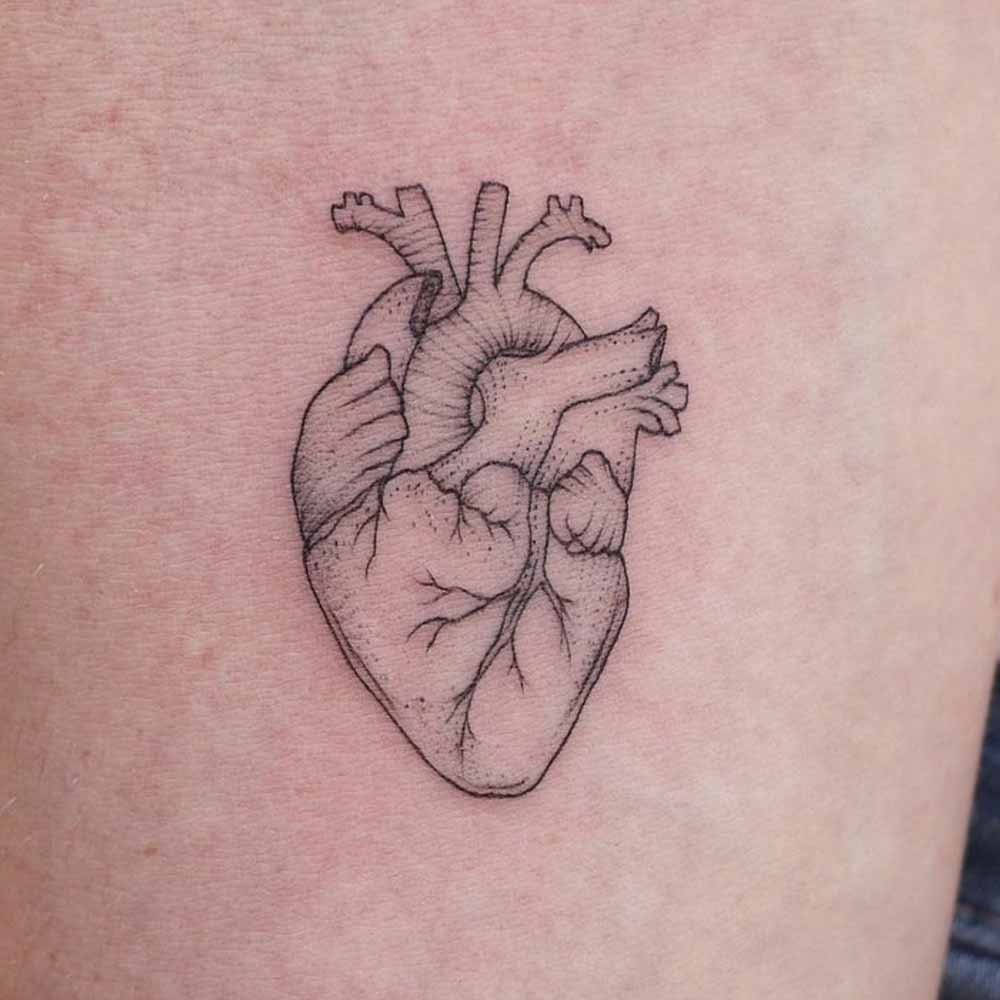 tatuaggio piccolo cuore anatomico