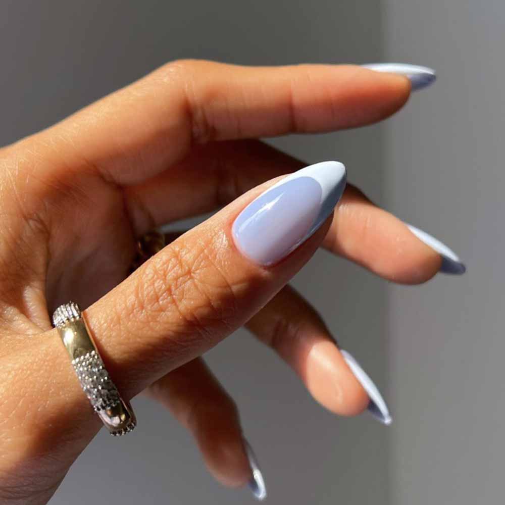 French manicure di gennaio azzurro ghiaccio