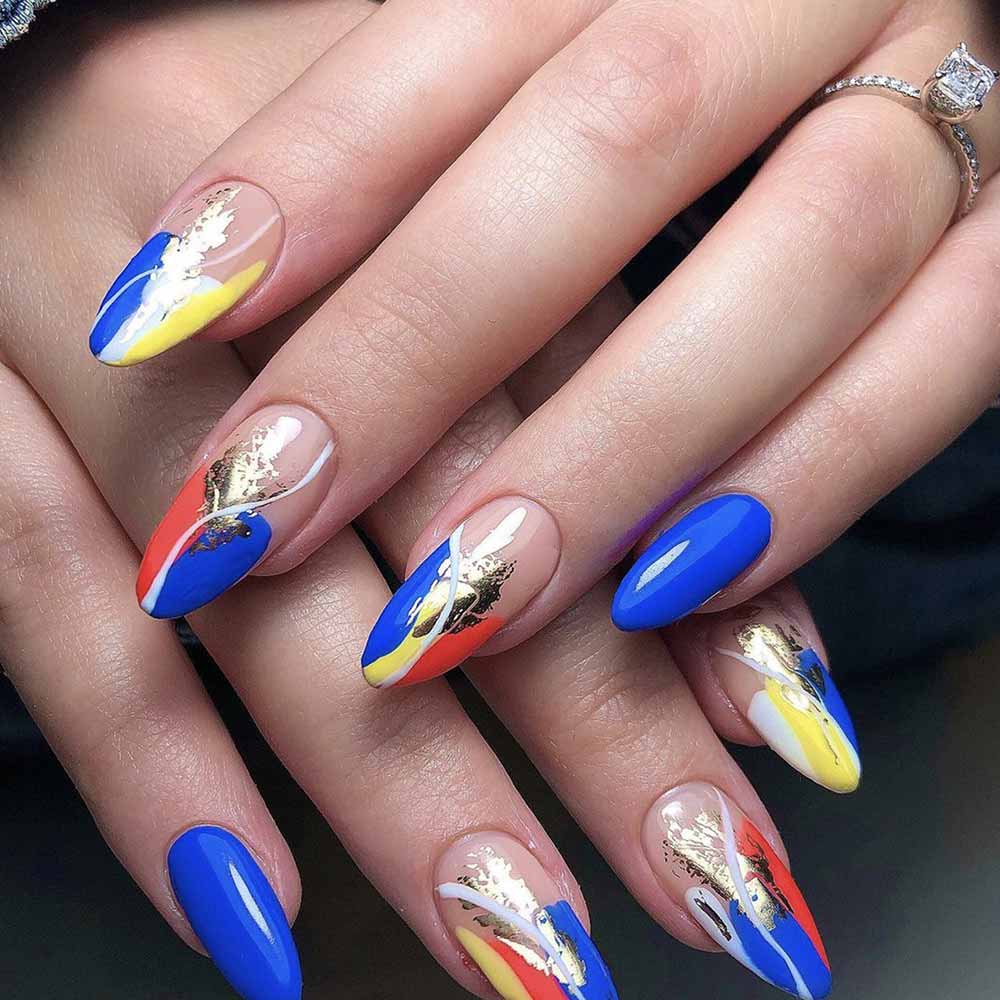 Unghie blu accesso con oro cromato e giallo e rosso