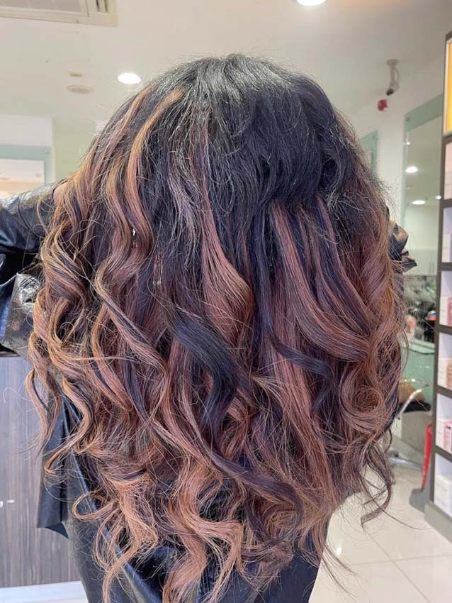 Capelli molto mossi con balayage caramellato