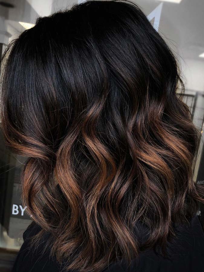 Capelli scuri con balayage al caramello