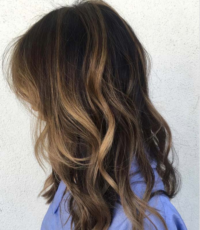 Balayage parziale con riflessi color caramello