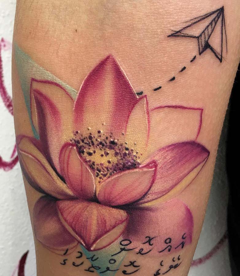 Tatuaggio con fiore di loto colorato
