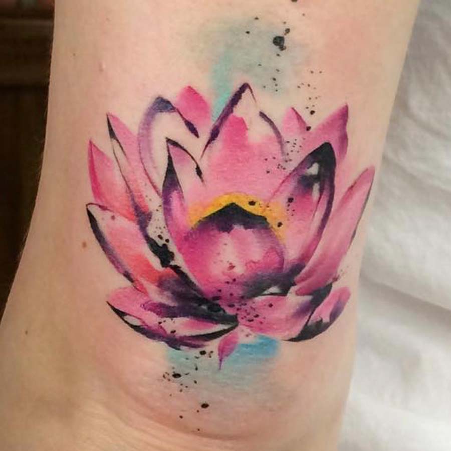 Tatuaggio con fiore di loto colorato effetto sfumato