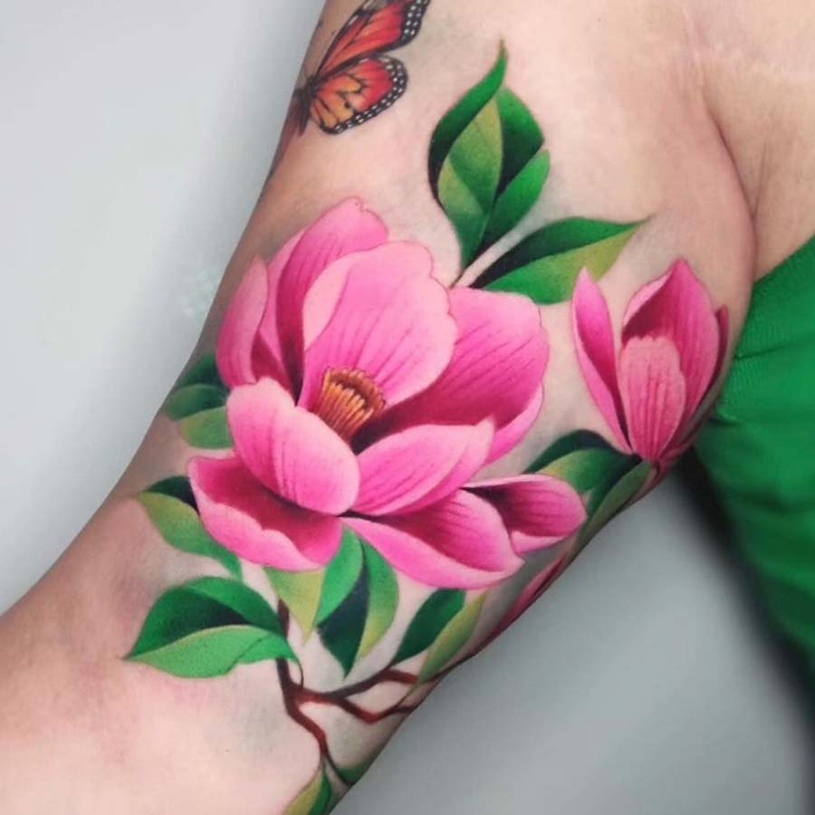 Tatuaggio grande bicipite fiore di loto rosa con foglie