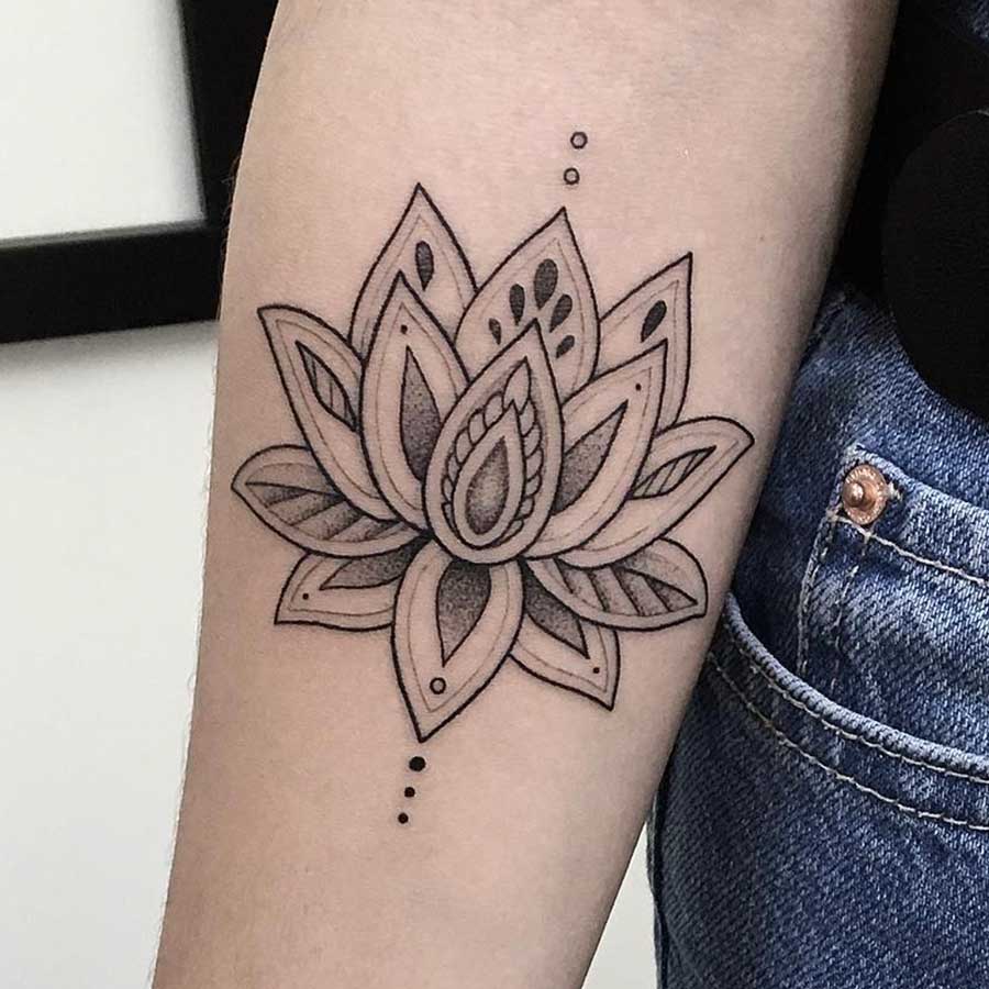 Tatuaggio fiori di Loto Monocromatico nero