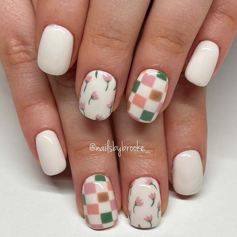 Unghie bianco latte con fiori rosa