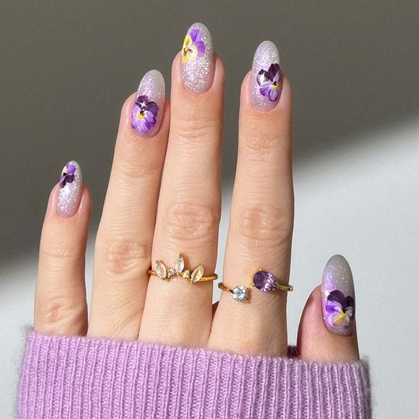 Unghie glitter con fiori viola