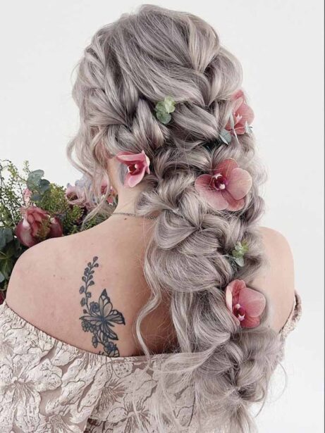 Acconciatura capelli lunghi con fiori orchidee