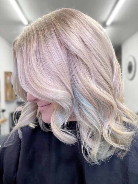 Capelli biondi con sfumature rosa e azzurro pastello