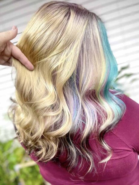 Colori pastello su capelli biondi