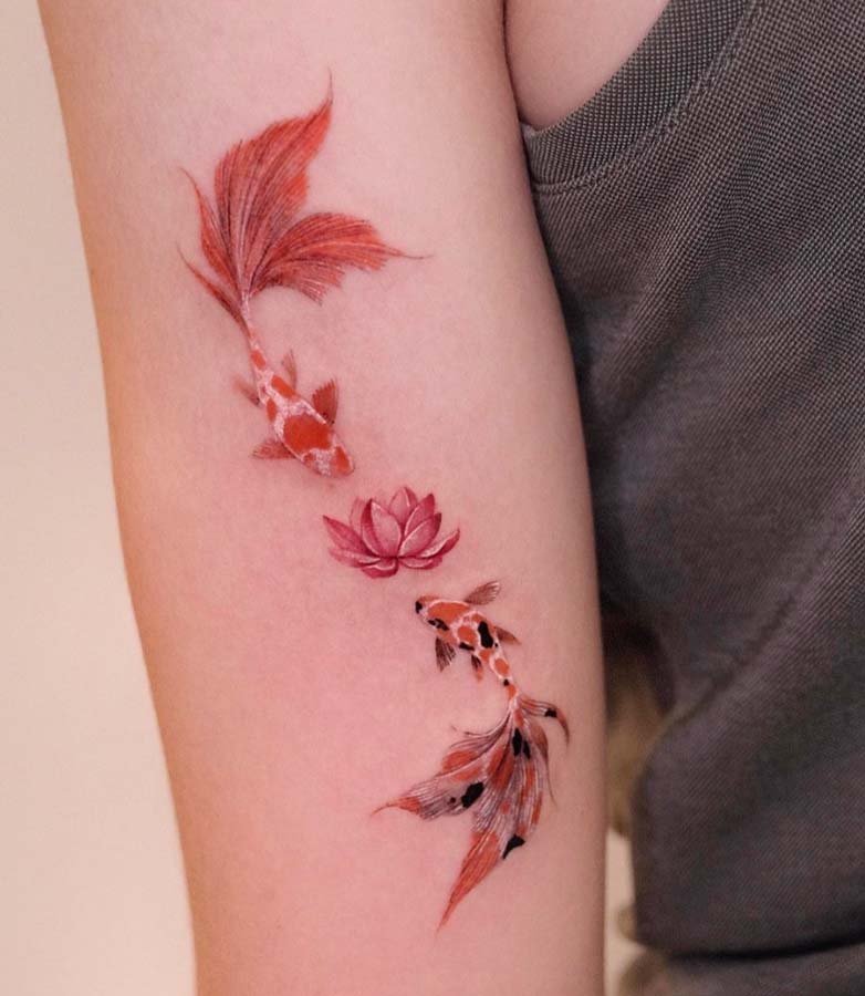 Tatuaggio fiore di loto e Carpa sul braccio