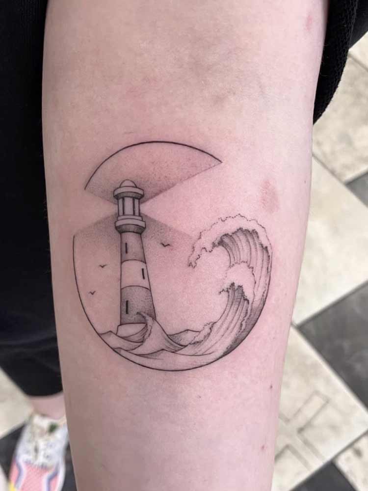 Tatuaggio semplice con mare in tempesta