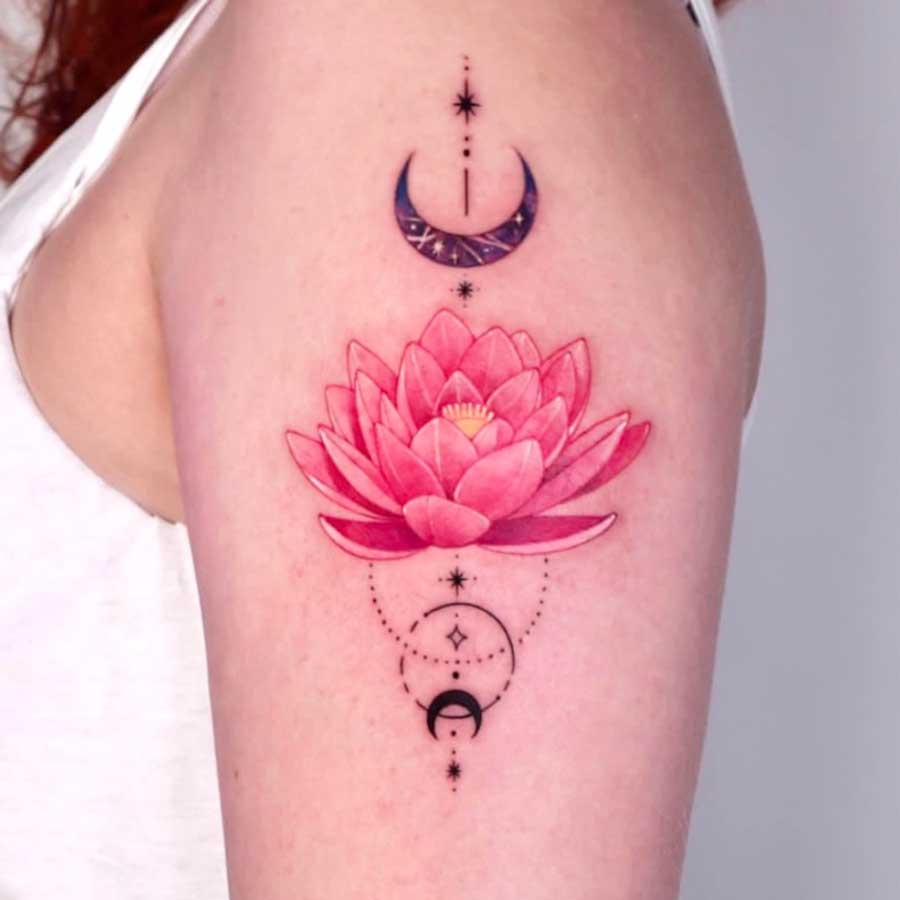 Tatuaggio fiori di Loto sulla spalla