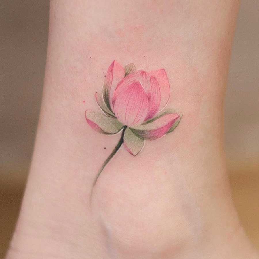 Tatuaggio piccolo fiori di Loto vicino alla caviglia