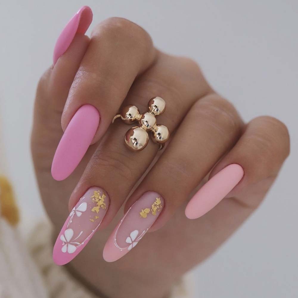 French manicure rosa con foglie bianche e strass oro